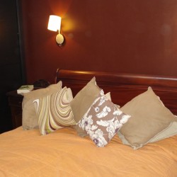 5 - Mahogony_sleigh_bed_in_loft_suite