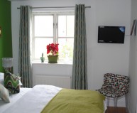 7 - McQueen_suite_bedroom_(facing_garden)