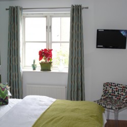 7 - McQueen_suite_bedroom_(facing_garden)