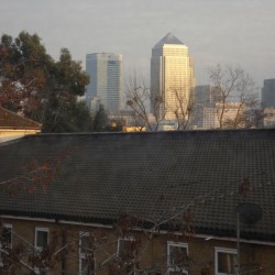 Canary_Wharf_over_rooftops_from_loft_suite